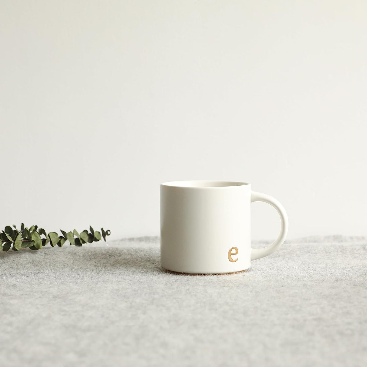 COLLECTIVE HOME - Monogram Ceramic Mugs, 15 oz Golden Initial Coffee Cups, Elegant Alphabet Tea Mugs, Elegant Personalized Mug with Gift Box, Luxurious Cups for Office and Home (e)